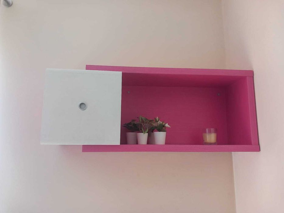 Estante com porta, cor branco e rosa