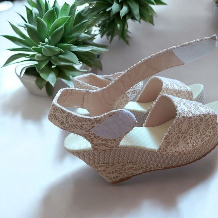 Piękne buty na koturnie