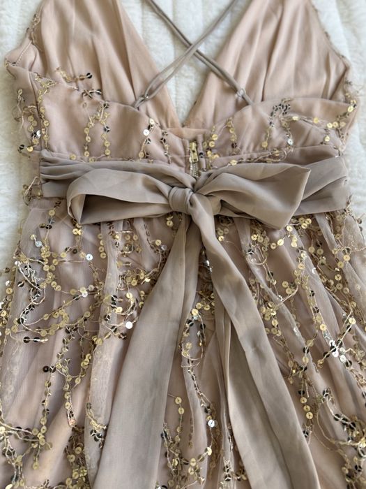 Vestido festa bege com brilhantes tamanho M