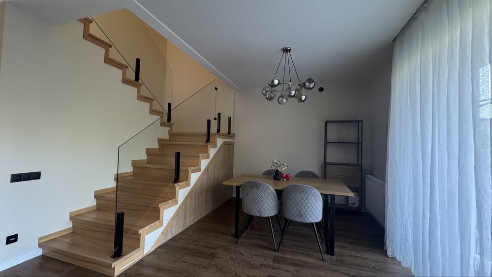 Сучасний таунхаус з ремонтом та меблями і великою ділянкою Крихівці