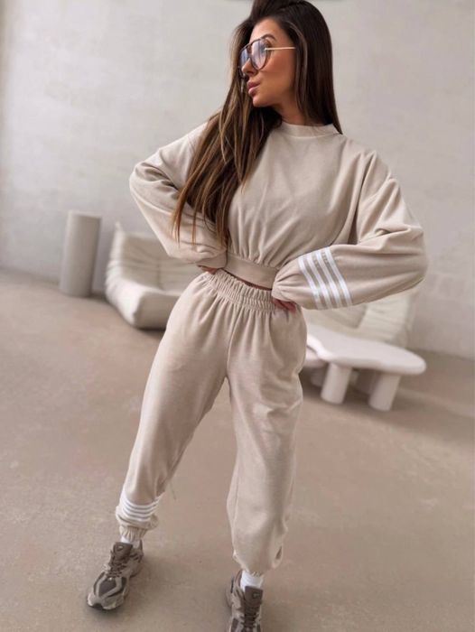 Велюровий костюм з лампасами