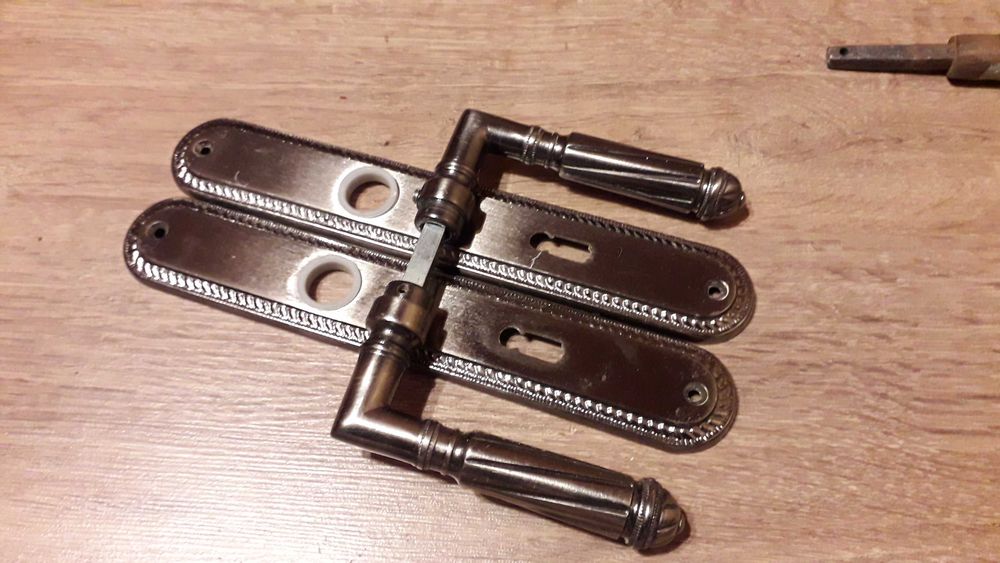 klamka z szyldem srebrna