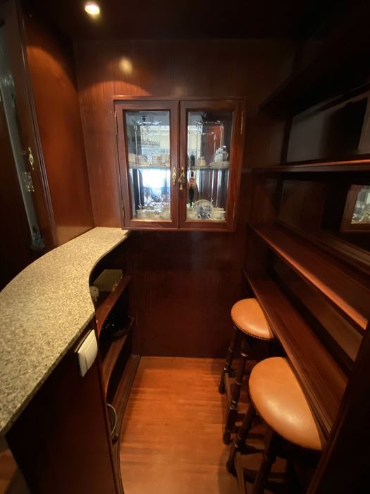 bare de sala com luzes(urgência)