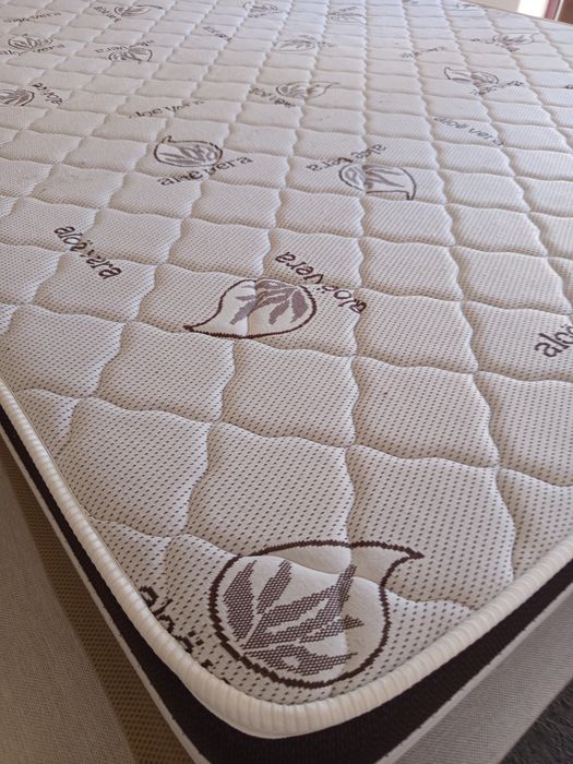 Estrado de cama com pés e colchão