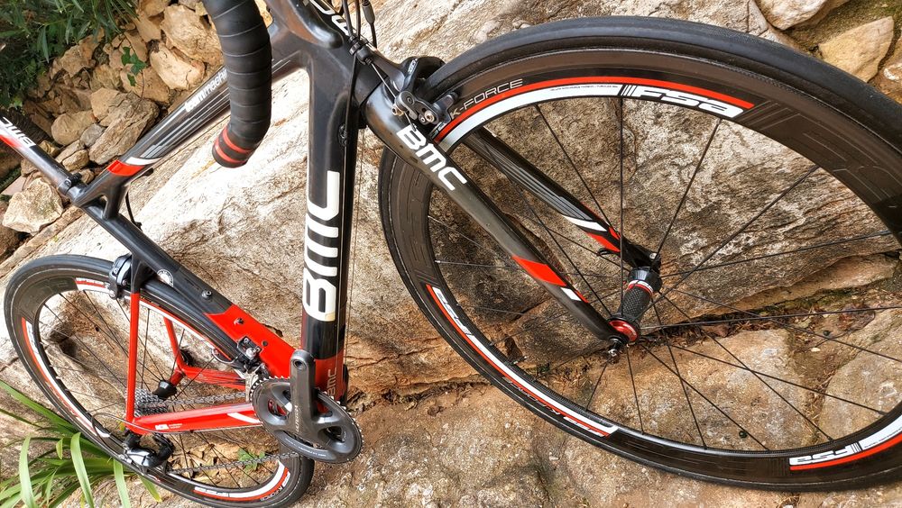 Rodas FSA K-Force em carbono.