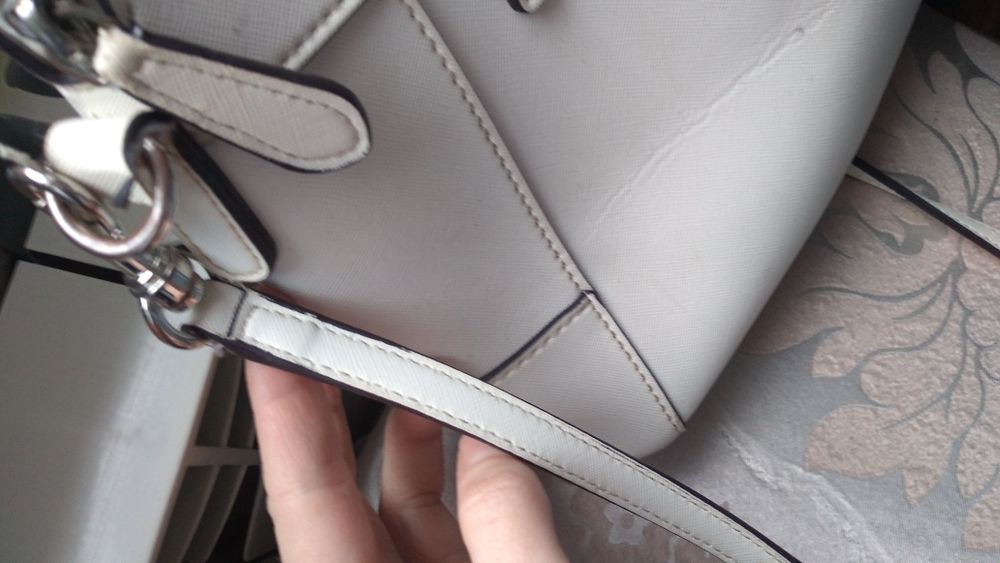 Biała torebka guess