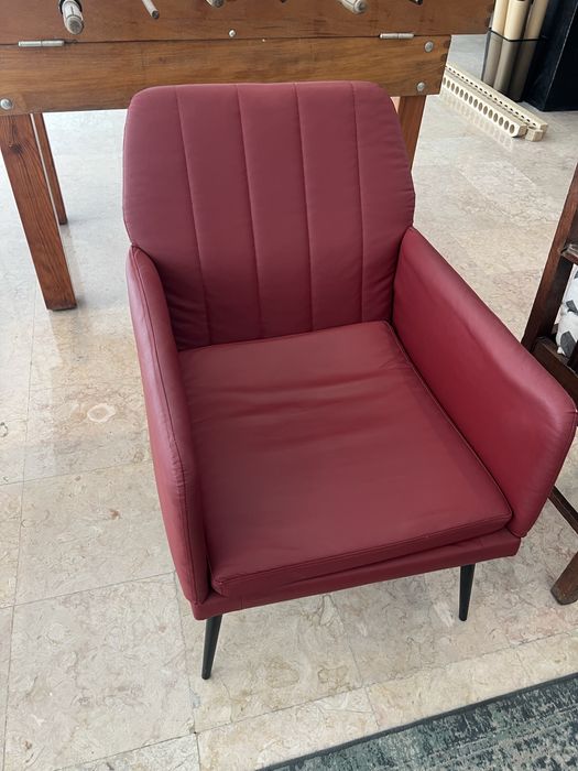 Cadeira Estofada Vermelha em Pele Sintética – Moderna e Confortável
