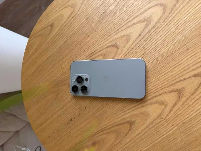 iPhone 15 Pro (Natural)
