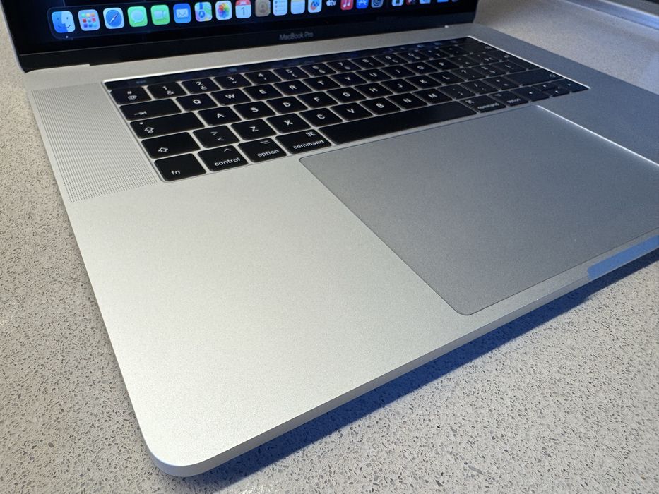 MacBook Pro 15" Touchbar - i7 | 16GB SSD | 250GB SSD