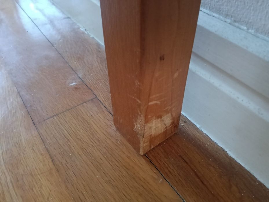 Vendo mesa de jantar IKEA HÄGERNÄS, em pinho maciço, com um bonito acabamento natural.