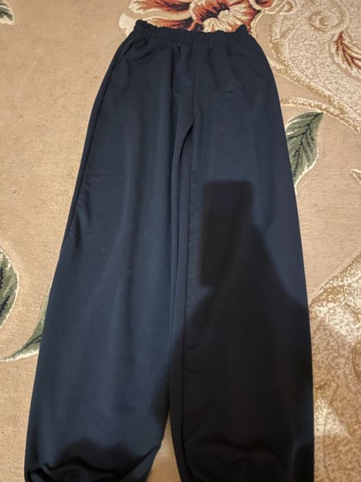 продаю дві  одні штани і 3 топа