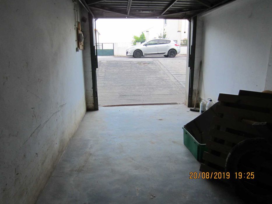 Alugo garagem no centro de Alijó