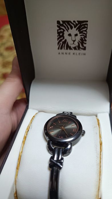 Продам часы Anne Klein