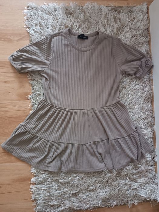 Bluzka cappuccino. Koszulka z falbanką