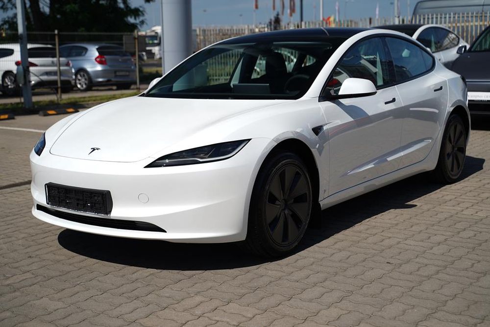 Zdjecie główne modelu TESLA Model 3 Sedan