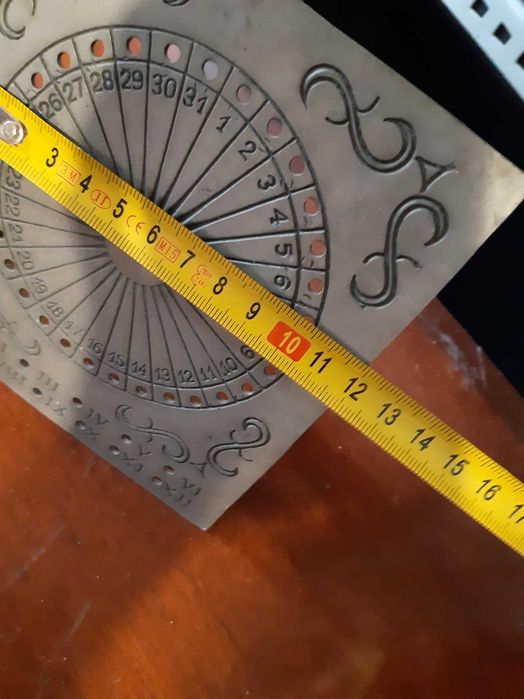 Calendário gregoriano perpétuo em estanho