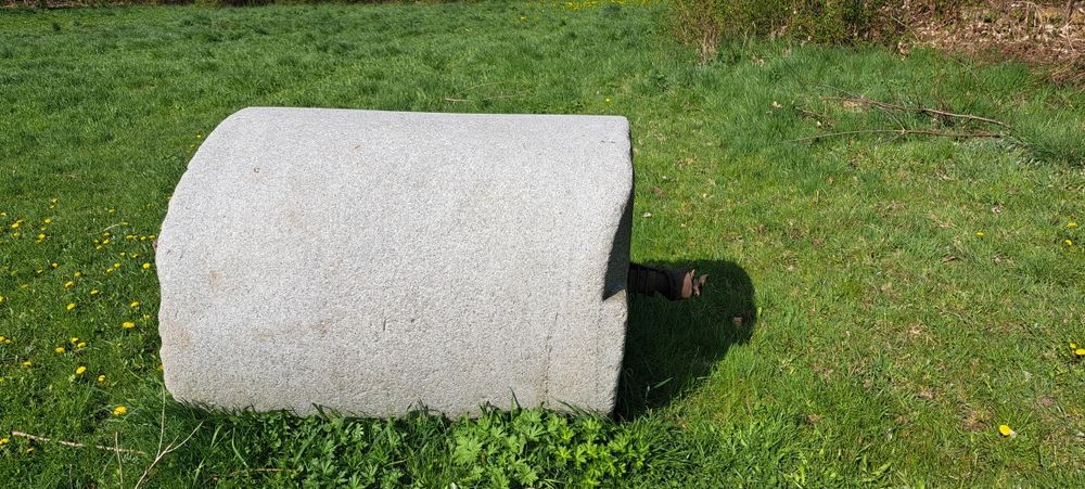 Granitowy walec z zaczepem