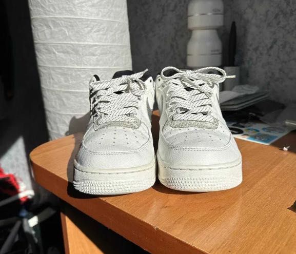 Оригінальні кросівки Nike Air Force 1 Low у відмінному стані.