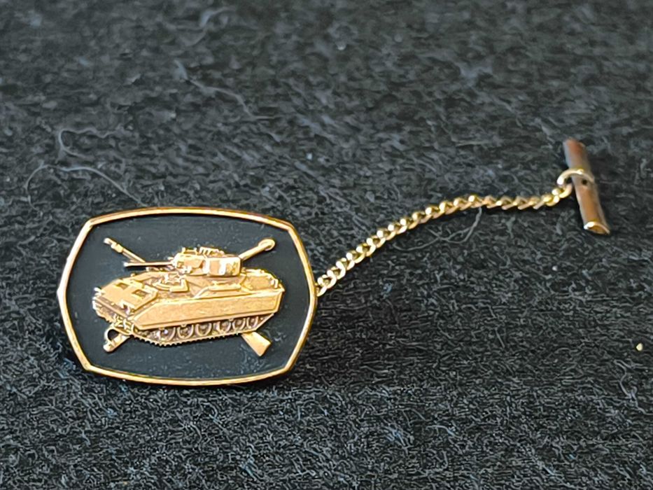 Emblema em latão militar  representativo de um curso de carros de combate