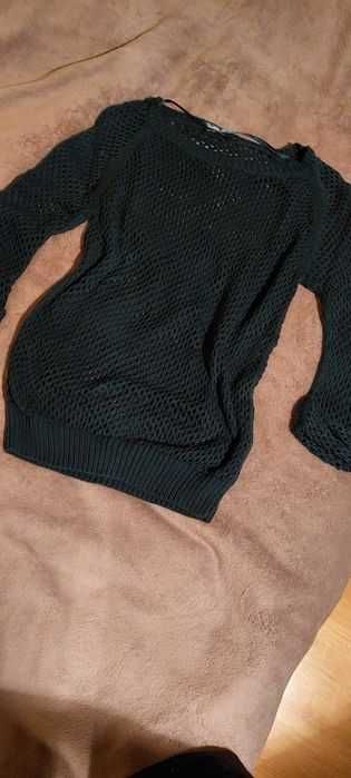 Sweter w dziurki