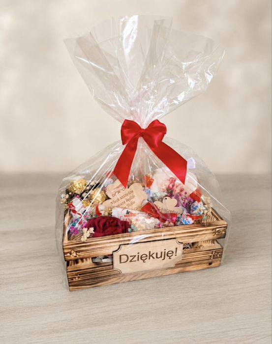 Skrzynka drewniana grawerowany kosz okolicznościowy handmade podziękowania słodycze kwiaty