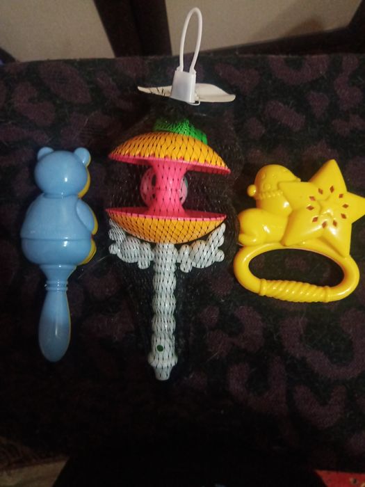 Дитячі іграшки,брязгальця для немовлят.