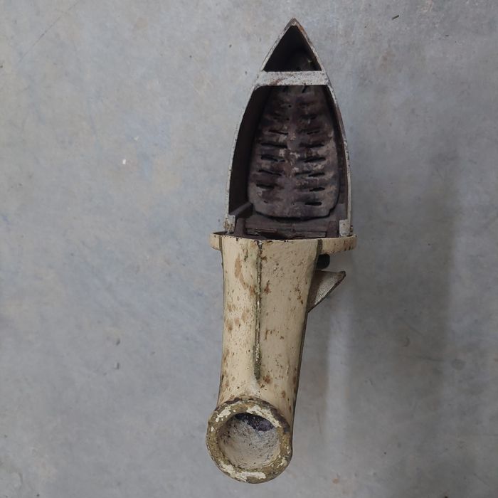 Ferro de engomar antigo.