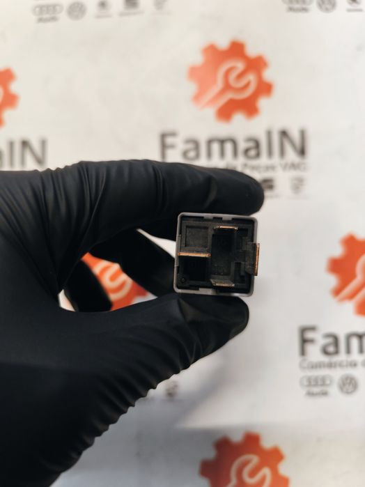 Réle  - 8D0951253 - AUDI Q7 (4LB)