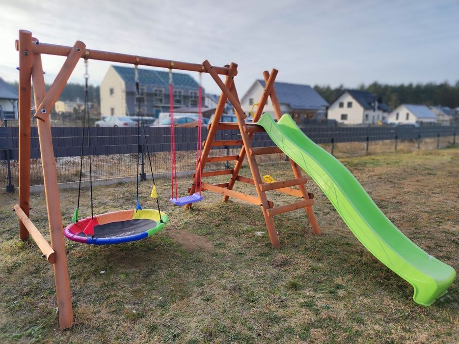 Huśtawka ogrodowa drewniana ze zjeżdżalnią.