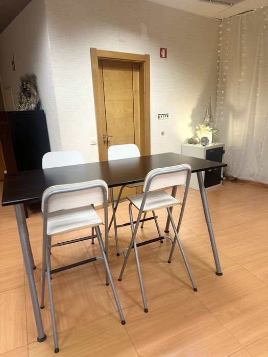 Mesa alta ajustavel com 4 cadeiras 160 x 80