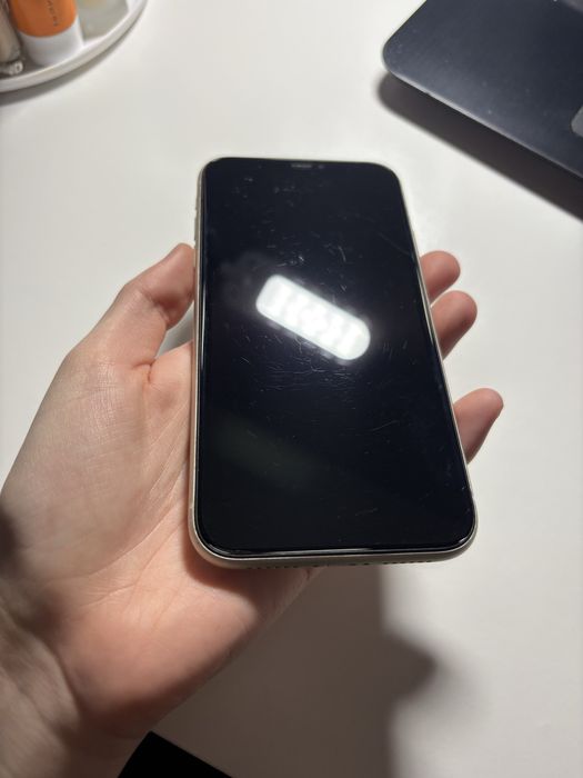 Iphone 11 biały w dobrym stanie