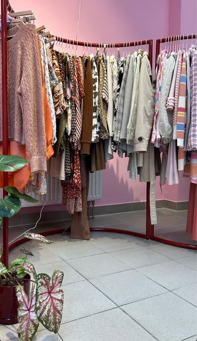 Wieszak bordowy C-shape marki HAY