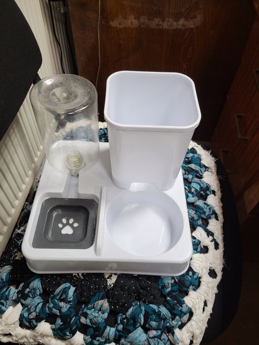 Автоматическая кормушка для котів і собак