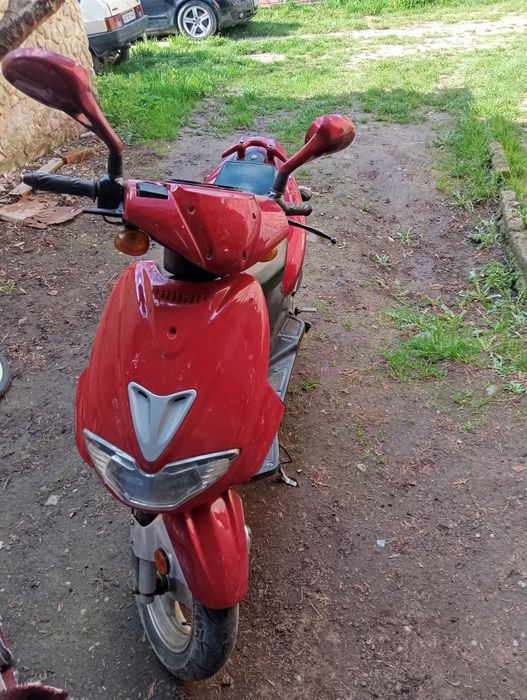 Продам скутер есть нюанс ножка поломана цена 8.500