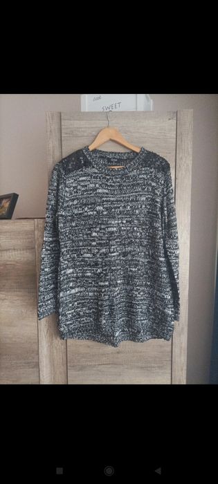 Sweter z cekinami na ramionach Gina L