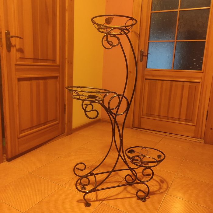 Металева, кована підставка під квіти, вазони