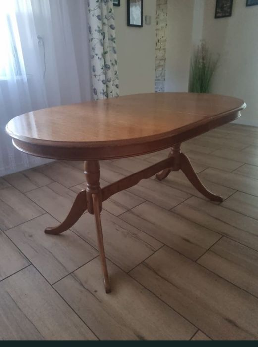 Stół rozkładany z krzesłami
