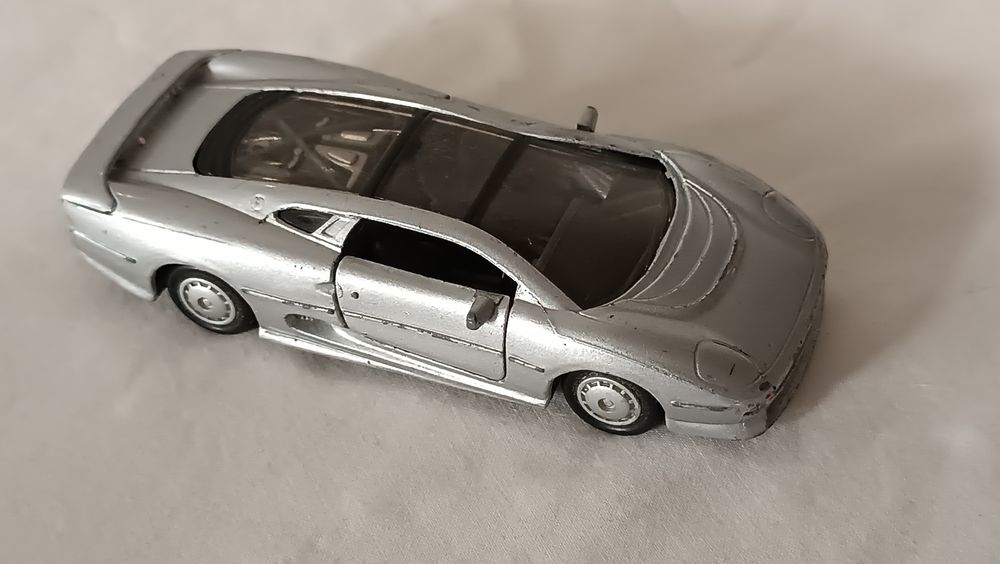 Carro Jaguar XJ220. Da Maisto. Escala 1/40