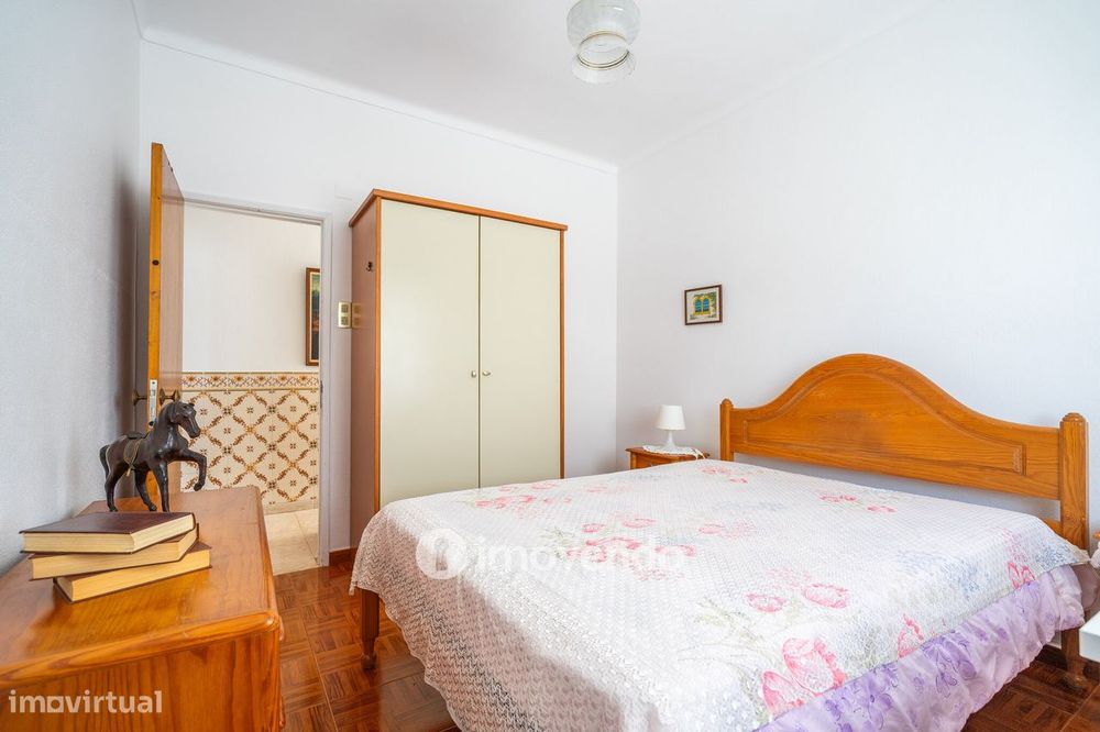 Moradia T4 mais Anexo T1, com jardim, na Caparica