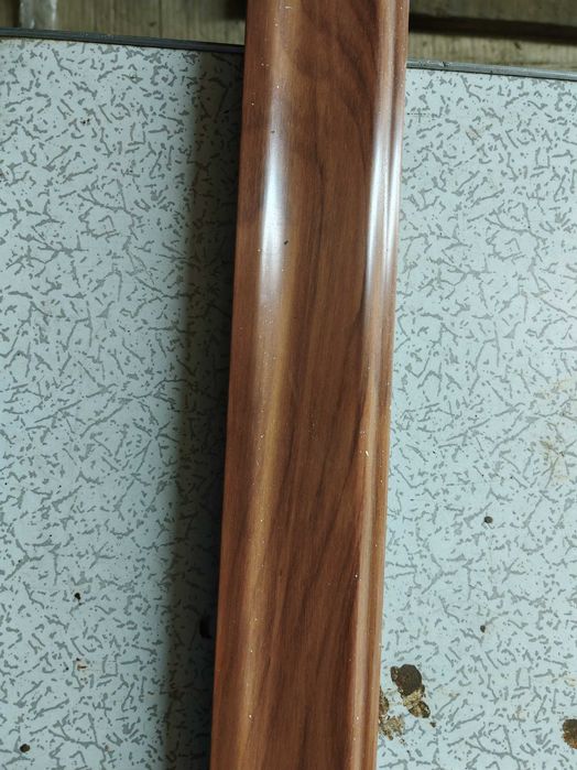 Продам пластиковые плинтуса в хорошем состоянии, есть переходники.