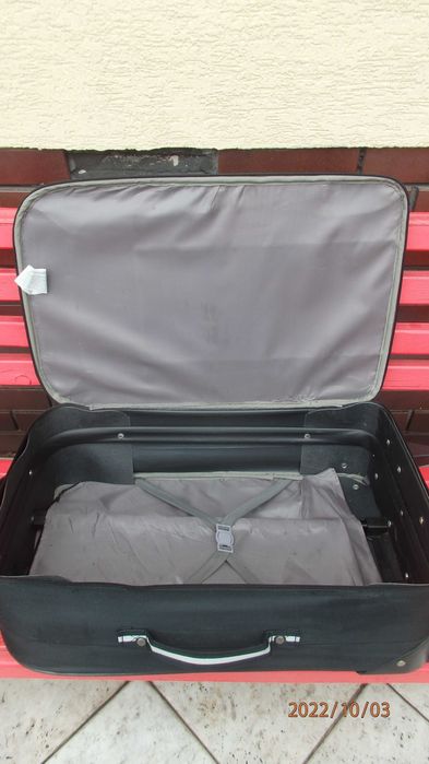 Walizka czarna - średniej wielkości