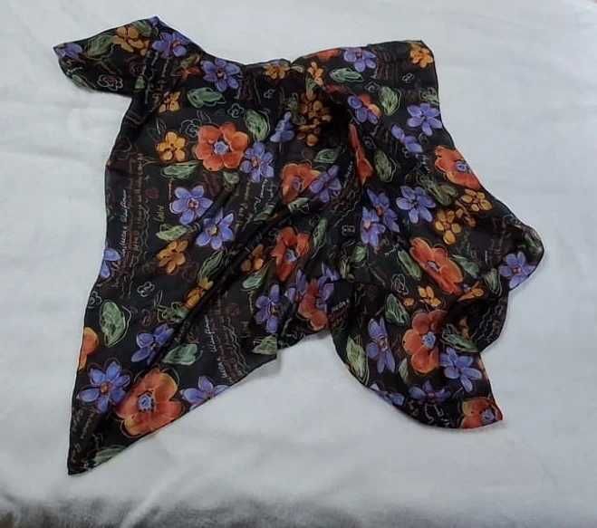 Czarna jedwabna chusta w kwiaty – 100x100 cm,