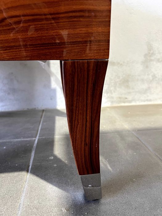 Mobília de Quarto Completa – Cama de Casal com Cabeceira em Pele, Cómoda e Mesa de Cabeceira