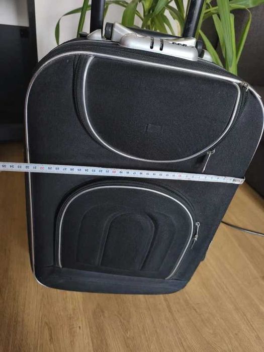 Czarna walizka materiałowa na kółkach (lekka, pojemna)