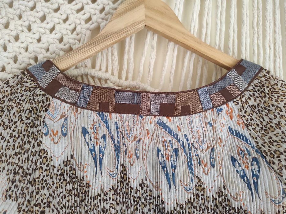 Blusa plissada em tons de castanho