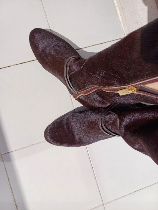 Botas castanhas de pelo
