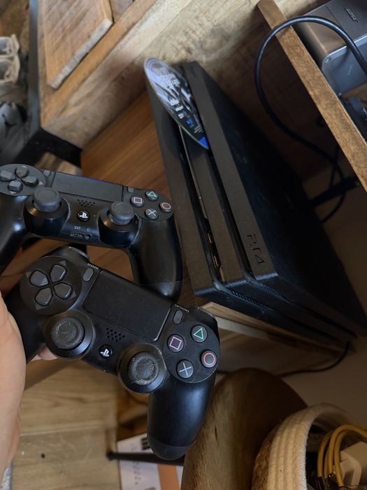 PlayStation 4 Pro + 2 pady + Call of Duty: Modern Warfare - sprawna, gotowa do grania