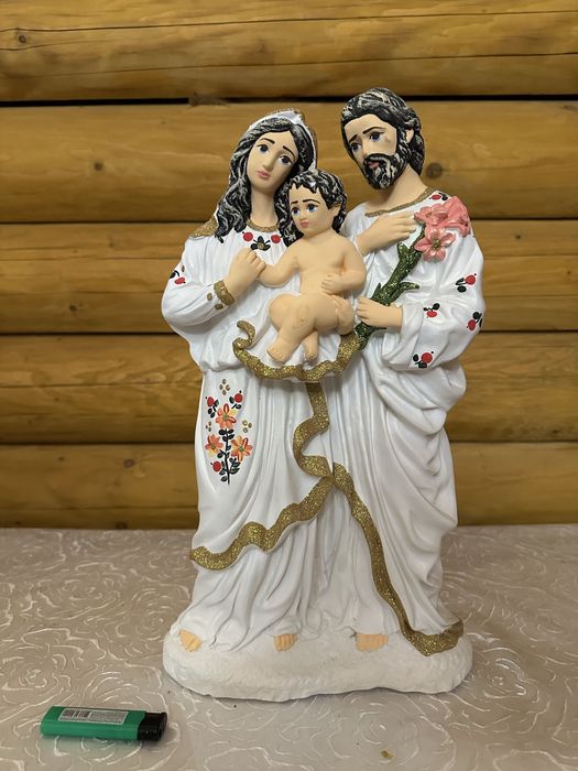 Свята родина статуя