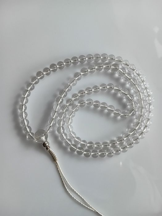 Mala buddyjska kryształowa 8 mm na mocnym sznurku.