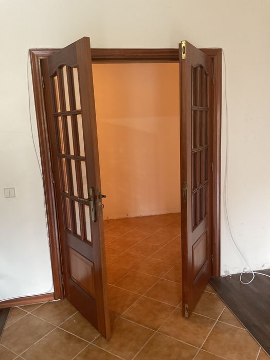 Porta dupla Mogno discrição abaixo